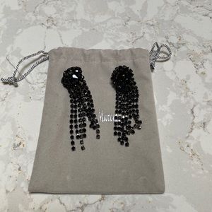 Shooting stars in black